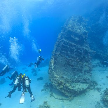 Plongeurs sur épave